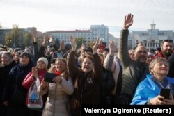 Kherson residents react during a visit of Ukrainian President Volodymyr Zelenskiy on November 14.