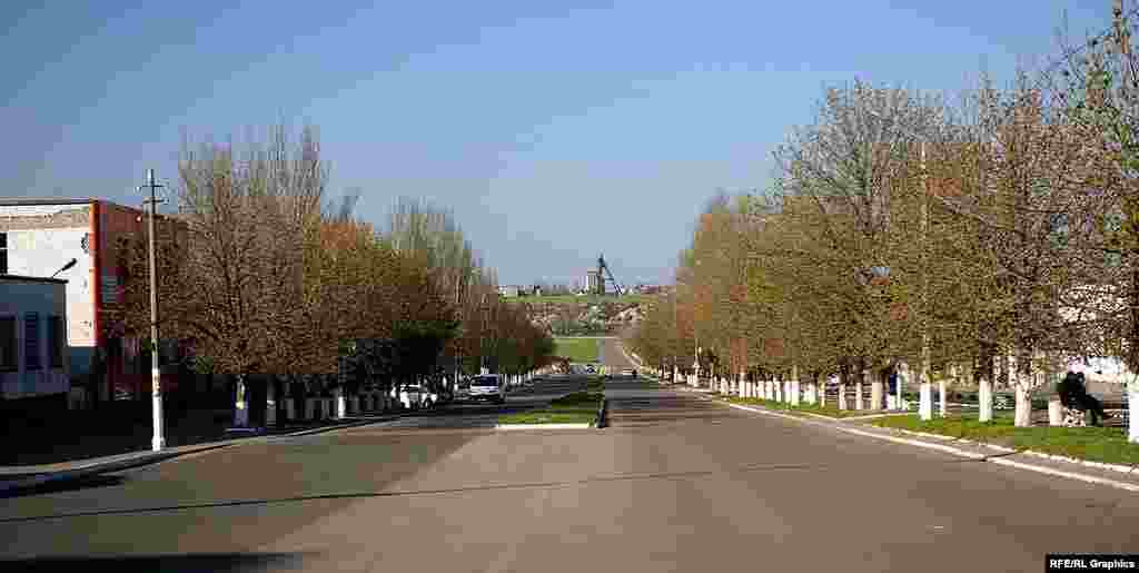 The same view of Druzhby Avenue photographed before its capture by Russian forces. Maryinka lay around 22 kilometers west of Donetsk and was once home to 10,000 people.&nbsp;