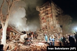 Rescuers and firefighters work at the site of a massive explosion that destroyed a nine-story apartment building in Moscow on September 9, 1999