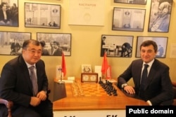 Bakhtiyor Fozilov (left) with then-Uzbek Energy Minister Alisher Sultanov