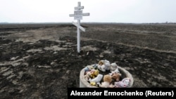 Stuffed toys are placed near a cross in memory of victims of the downing of the Malaysia Airlines flight MH17 plane crash in the village of Rozsypne in the Donetsk region of Ukraine. (file photo)