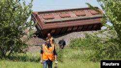 Сошедший с рельсов вагон после аварии с товарным поездом, перевозившим зерно. Крым, Симферопольский район, 18 мая 2023 года