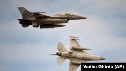 Истребители F-16 румынских ВВС пролетают над военной авиабазой недалеко от Фетешти, Румыния, 13 ноября 2023 года. Еще в конце лета 2022 года главнокомандующий ВСУ Валерий Залужный перечислил, что необходимо для проведения успешного ведения военной кампании в 2023 году