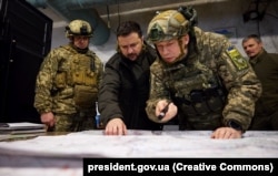 Ukrainian President Volodymyr Zelenskiy (center) in discussions with Oleksander Syrskiy in the Kharkiv region in November last year.