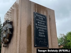 On the pedestal where the Lenin statue once stood is an image of Fillip Ridder with the words: "I discovered this mineral deposit on May 31, exactly on Trinity Day," in both the Russian and Kazakh languages.