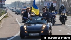 Kateryna Butko (left) at an Automaidan protest in March 2014.
