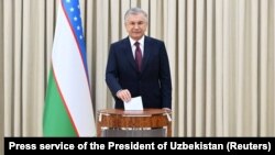 Uzbek President Shavkat Mirziyoev voting in the country's early presidential election in July 2023. 