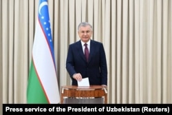 Uzbek President Shavkat Mirziyoev casting his ballot in the July 2023 presidential election