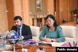 Wildberries CEO Tatyana Bakalchuk (right) meets with officials in Tatarstan earlier this year.