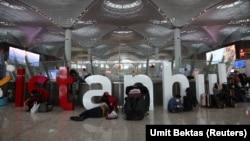 Dozens of Central Asians and Russians have been barred from boarding planes in Istanbul's airports after Turkish Airlines imposed restrictions on passengers traveling to Mexico and other Latin American countries that are popular destinations for migrants trying to reach the southern U.S. border. (file photo)