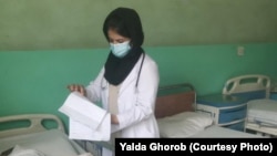 An Afghan woman doctor treats a patient at a hospital in Kabul. (file photo)