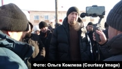 Fail Alsynov talks to supporters outside the courtroom in January.