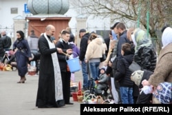 The blessing of Easter baskets at the Khmelnytskiy Cathedral