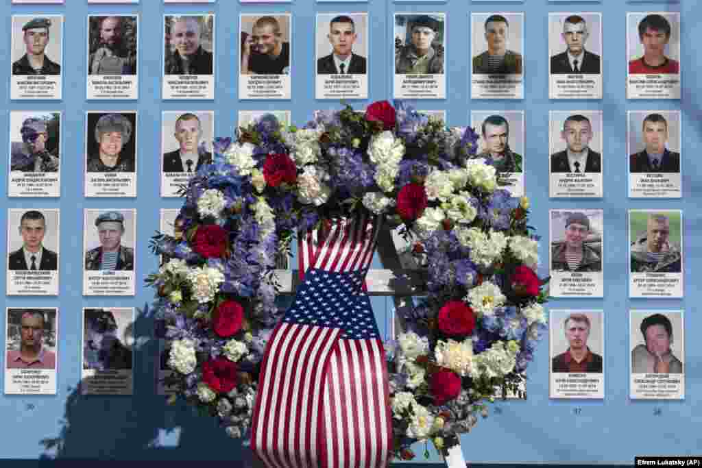 The wreath placed by Biden at the memorial.