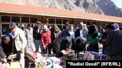 A market near the Tajik-Afghan border, where local merchants from both sides sell goods.