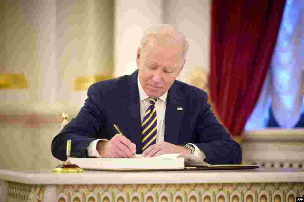 The U.S. president signs the guest book at the Mariynskiy Palace, the official residence of the Ukrainian president.