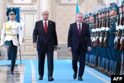 Kazakh President Toqaev (left) welcomes Uzbek President Shavkat Mirziyoev to Astana on August 8.