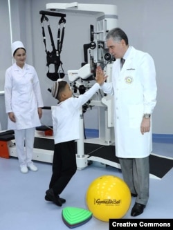 Former President Gurbanguly Berdymukhammedov visits a hospital in Arkadag on August 8.