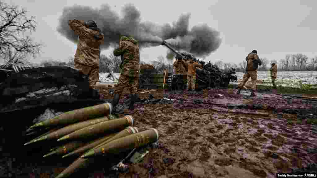 Ukrainian troops fire a howitzer provided by Western allies in the Donetsk region on November 23, 2022.