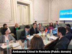 Han Chunlin (center), China’s ambassador to Bucharest, during a visit to UMF Bucharest in April.