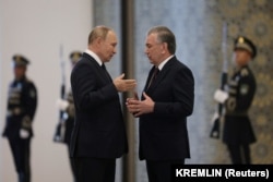 Russian President Vladimir Putin (left) speaks with Uzbek President Shavkat Mirziyoev at the Shanghai Cooperation Organization summit in Samarkand in September 2022.