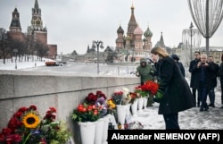 U.S. Ambassador to Russia Lynne Tracy lays flowers at the site where Boris Nemtsov was shot dead on the eighth anniversary of his death, on February 27, 2023.