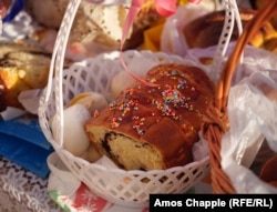 Cozonac and hard-boiled eggs await blessing on May 5.