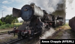 A kriegslok shunting coal wagons