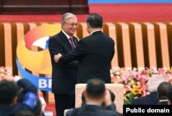 Qasym-Zhomart Toqaev (left) and Chinese President Xi Jinping in Beijing in October 2023