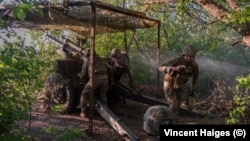 Soldiers from Ukraine's Lyut Brigade fire an M101 howitzer in the vicinity of Chasiv Yar.