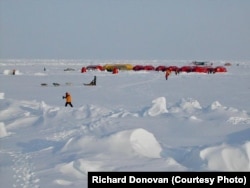 The Barneo polar camp in 2003