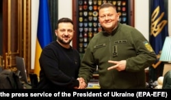 Ukrainian President Volodymyr Zelenskyy (left) poses last year with the former commander in chief of Ukraine's armed forces, Valeriy Zaluzhniy, who is seen as a potential rival in any upcoming presidential election.