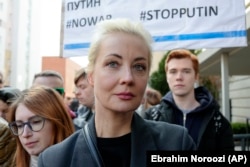 Yulia Navalnaya stands in a queue with other voters at a polling station near the Russian Embassy in Berlin on March 17, 2024.