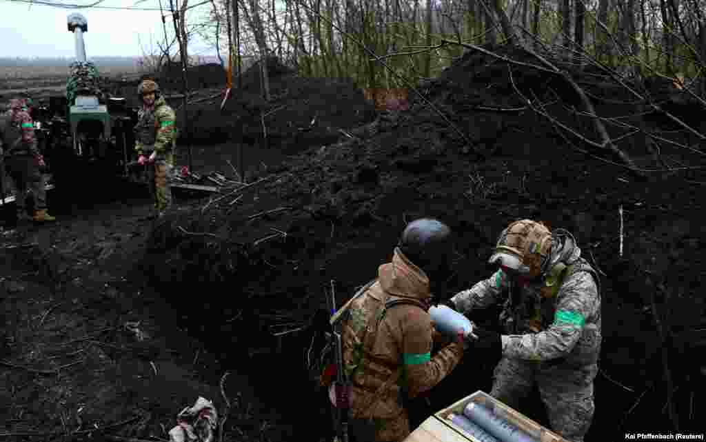 In an intelligence update on April 14, Britain claimed that Ukrainian troops were withdrawing from areas in Bakhmut as Moscow renewed intense artillery assaults. RFE/RL has no way to verify the claims.