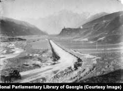 The road through Sioni in the mountainous north of Georgia. A few kilometers further along this road lies the current border with Russia.