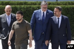 Ukrainian President Volodymyr Zelenskiy (second from left) and Serbian President Aleksandar Vucic (second from right) at a European Political Community summit in Moldova in June 2023.