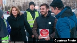 Akhmetshin got his start in activism in 2018, when he joined large protests against the construction of a landfill in the Arkhangelsk region town of Shiyes.