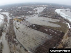 Floodwaters in the West Kazakhstan region on April 1