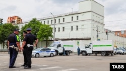 Police officers stand near detention center No.1 in Rostov-on-Don during a hostage crisis on June 16. 