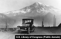 A Detroit Electric on a road in front of Washington’s Mount Rainer in 1919. The popular early EV had a range of 130 kilometers on a full charge but was a notoriously slow mover.