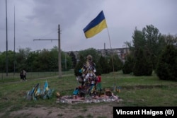 An improvised monument commemorating fallen soldiers in Kostyantynivka.