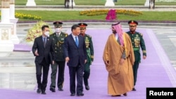 Saudi Crown Prince Muhammad bin Salman welcomes Chinese leader Xi Jinping in Riyadh in December 2022.