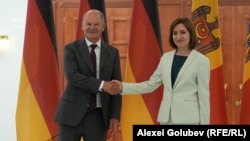 German Chancellor Olaf Scholz (left) and Moldovan President Maia Sandu in Chisinau on August 21. 