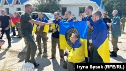 Ukrainian soldiers who were part of the prisoner exchange pose for a photo on August 24. Russia and Ukraine exchanged 115 prisoners each. 