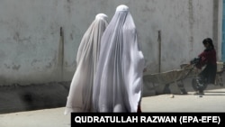 Burqa-clad Afghan women walk on a road in Kandahar. (file photo)