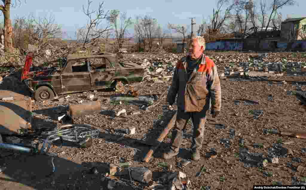 A local man looks over the aftermath of a battle in Snihurivka.&nbsp;