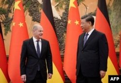 German Chancellor Olaf Scholz (left) meets with Chinese leader Xi Jinping in Beijing in November.