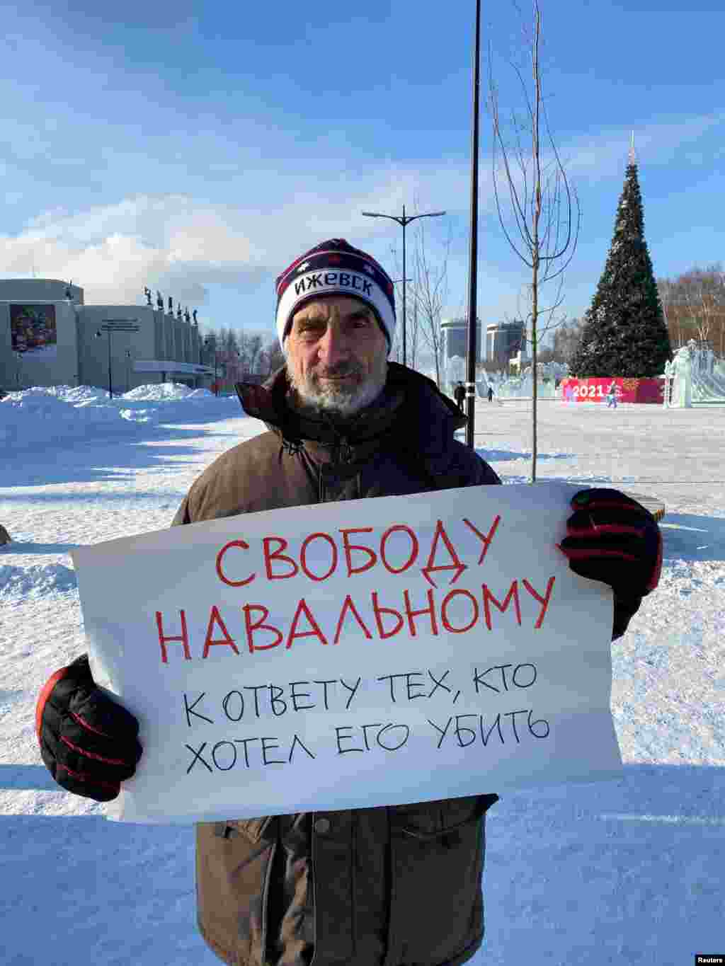 Izhevsk: &quot;Freedom for Navalny. For those who wanted to kill him -- justice&quot;