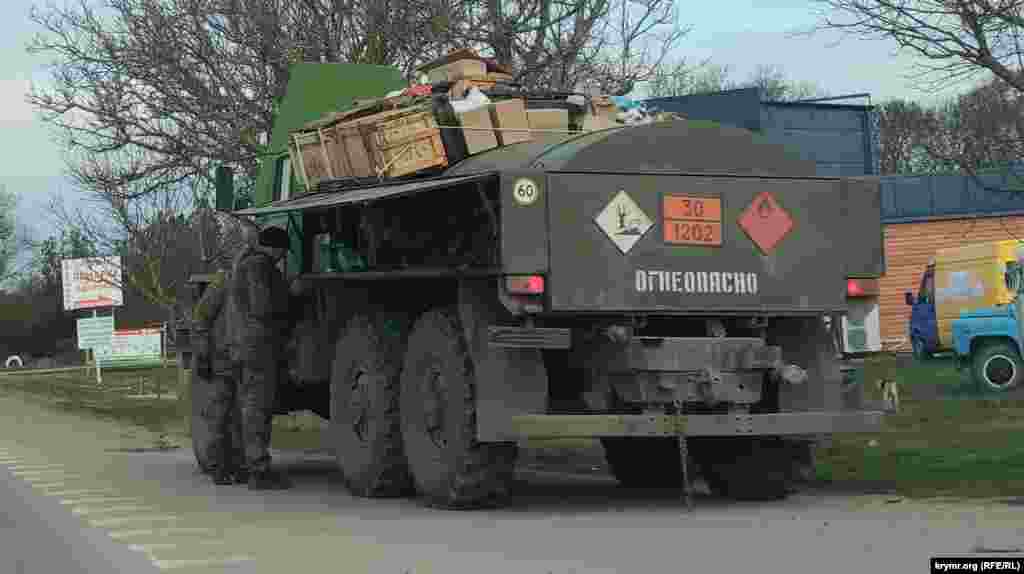 Этот военный бензовоз сломался в селе Табачное Бахчисарайского района