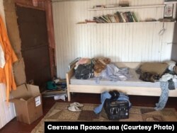 The apartment of RFE/RL North.Realities editor and journalist Svetlana Prokopyeva was searched. "They broke in in masks. Broke open the door…. They flew in shouting, 'On the floor!' They threw me on the floor and slapped on some handcuffs."